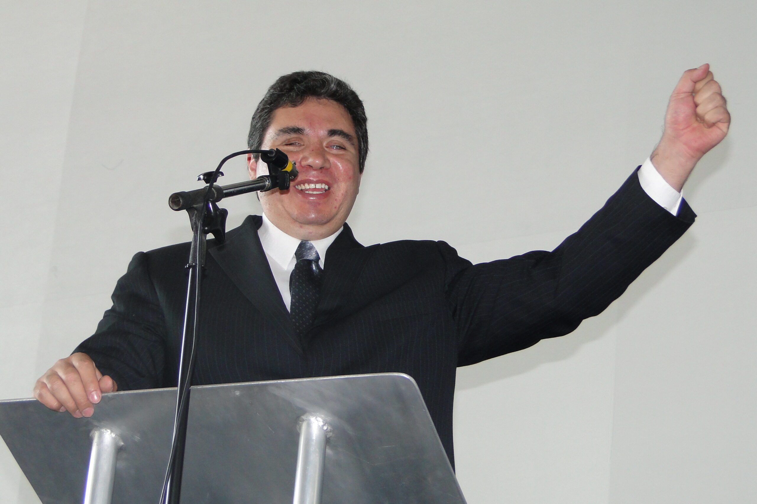 Pastor Santiago Salvador González Sotelo predicando en México, sermón cristiano y enseñanza bíblica para fortalecer la fe