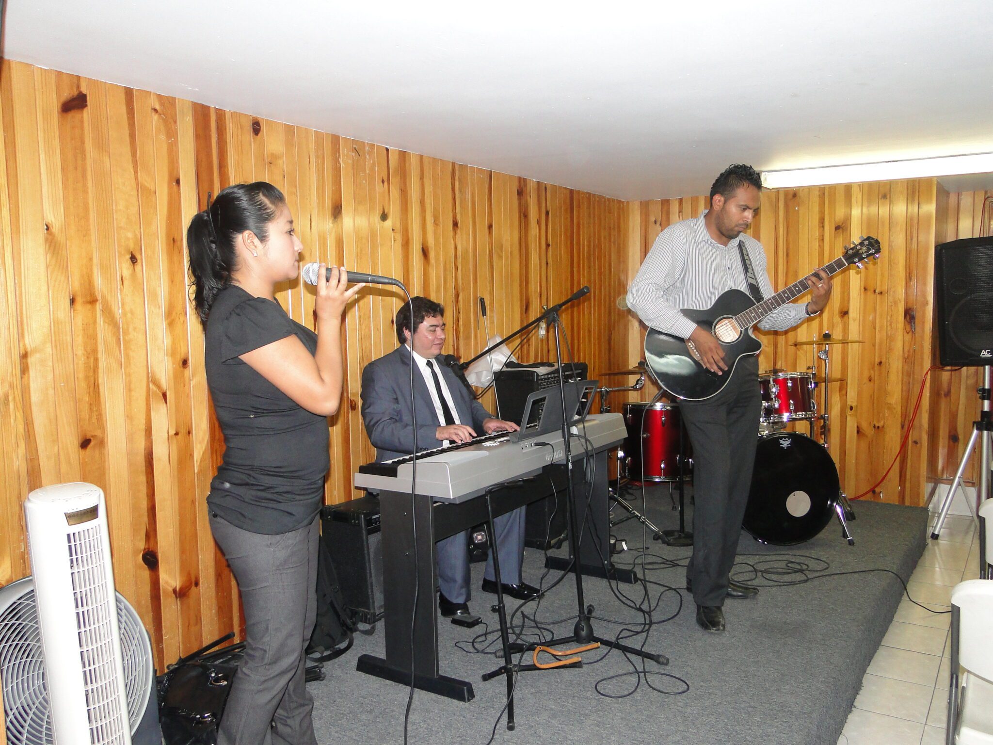 Santiago predicador, maestro y líder de alabanza en Iglesia Evangélica Bautista Victoria en Cristo Polanco