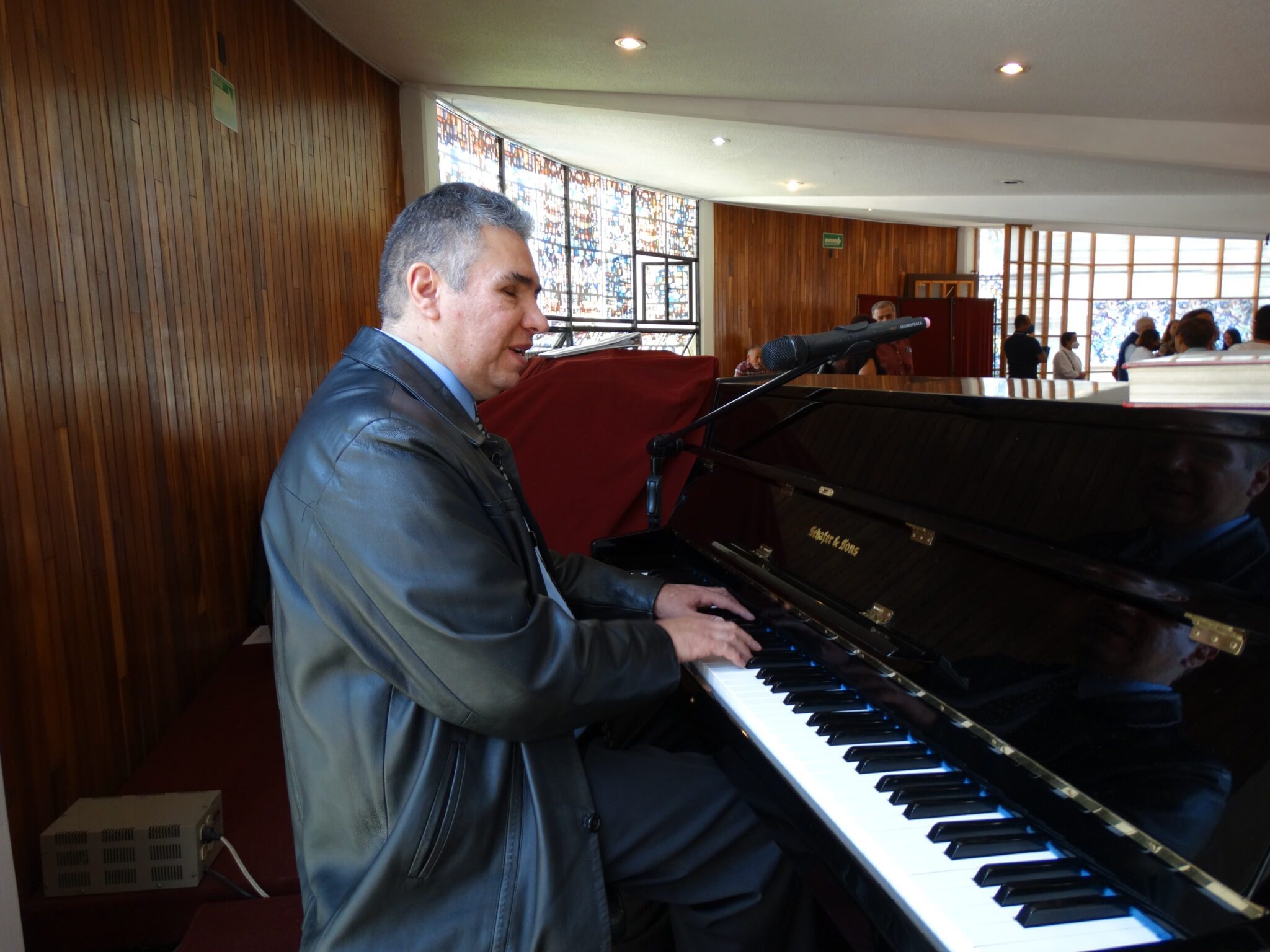 Santiago al piano en Iglesia Bautista Shalom