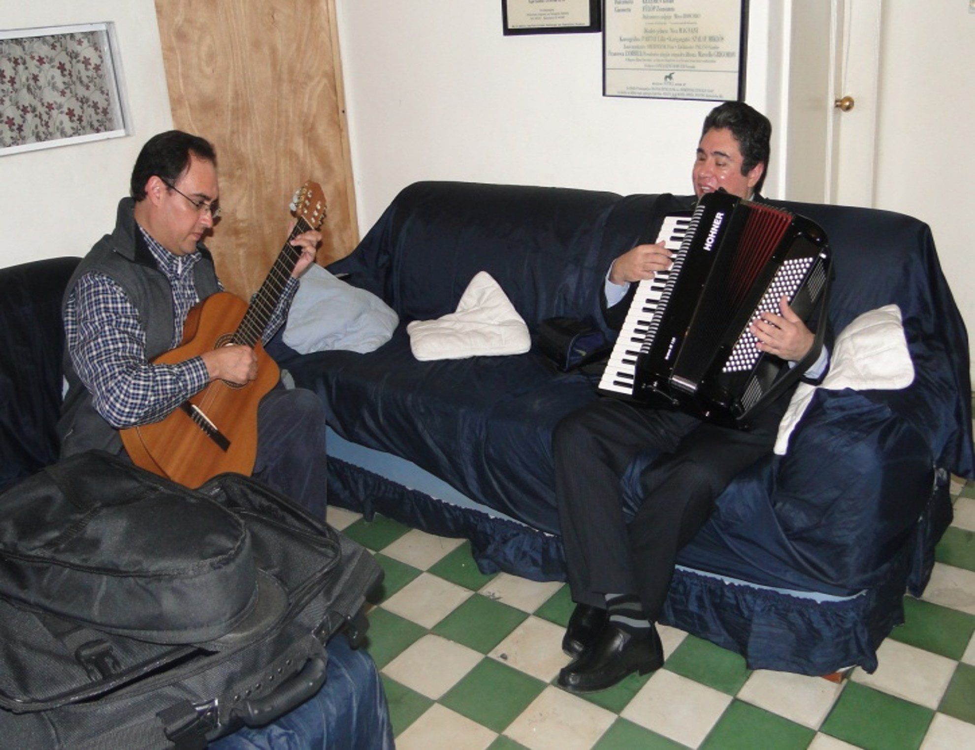 Santiago acompañando a Aaron Medrano Cantante de ópera